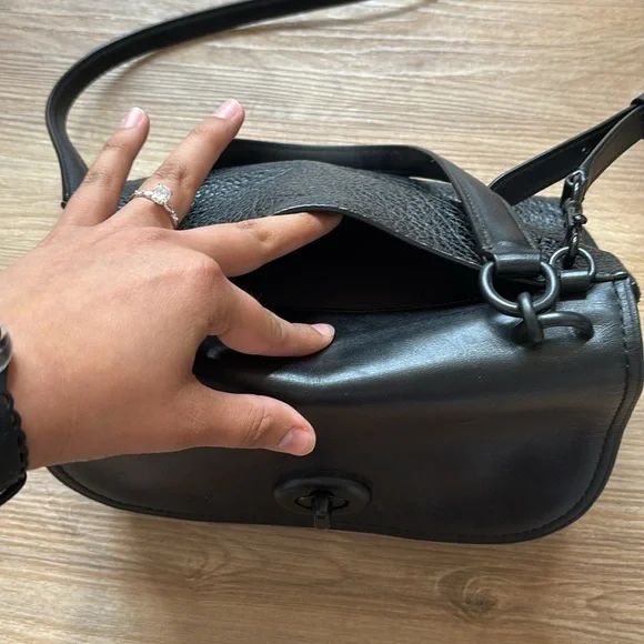 Coach Elegant Black Leather Shoulder Bag - Picture 3 of 16